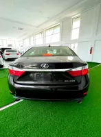 Lexus ES 350 2013 – A smooth, luxury sedan with a 3.5L V6 engine, leather interior, sunroof, and premium comfort features, offering a quiet and refined ride.