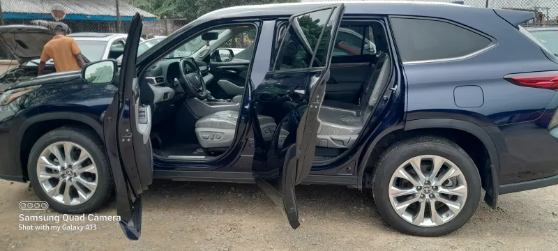 Thumbnail 3 of 2020 Toyota Highlander XLE
