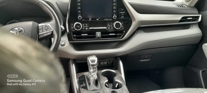 Thumbnail 4 of 2020 Toyota Highlander XLE