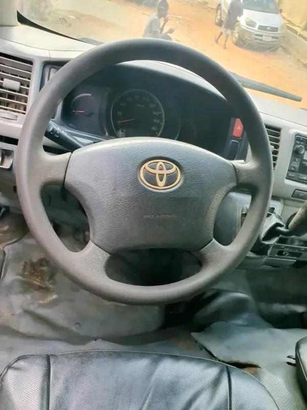 Thumbnail 3 of 2011 Toyota HiAce LE