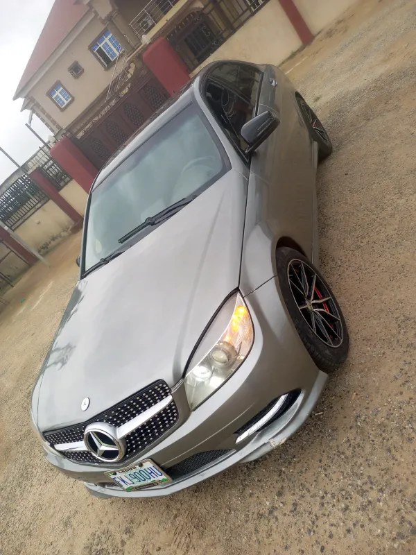 Thumbnail 2 of 2011 MERCEDES-BENZ C-Class