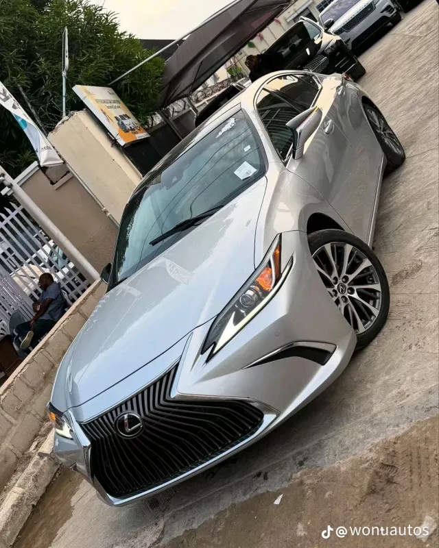 Main image of 2018 Lexus ES XLE