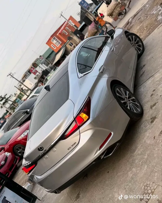 Thumbnail 2 of 2018 Lexus ES XLE