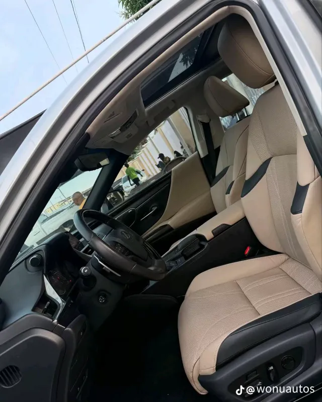 Thumbnail 3 of 2018 Lexus ES XLE