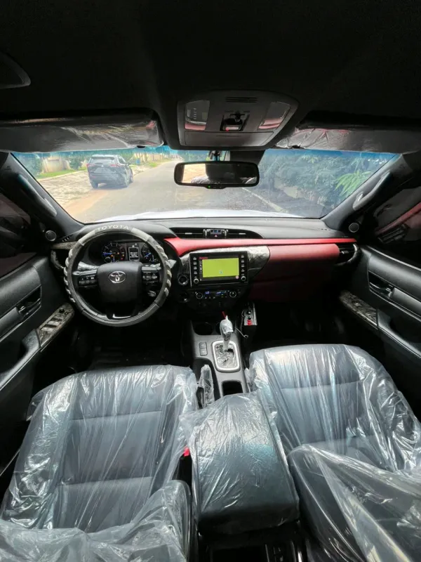 Thumbnail 4 of 2024 Toyota Hilux