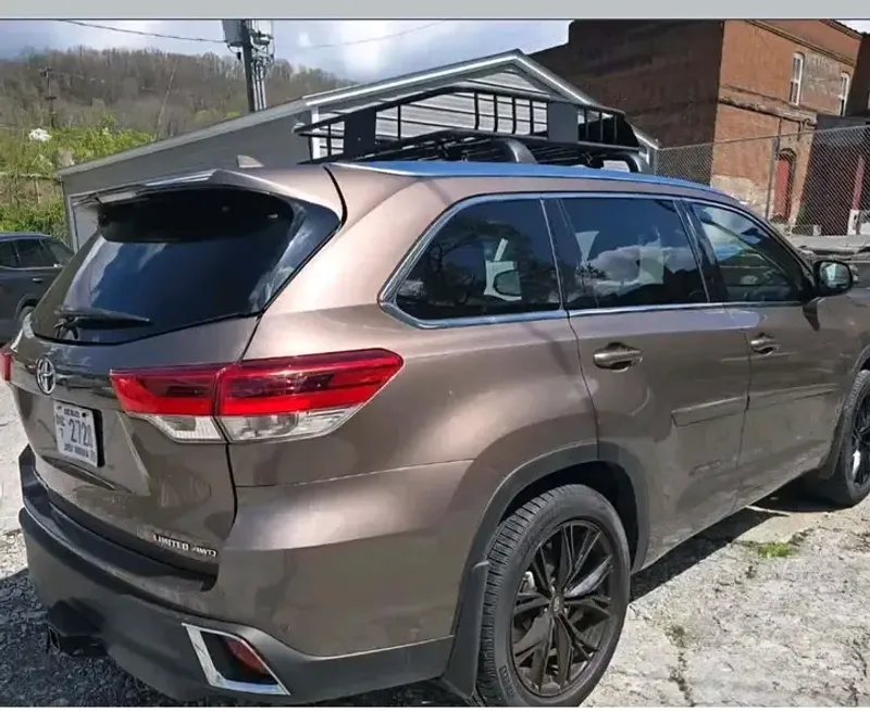 Thumbnail 3 of 2017 Toyota Highlander XLE