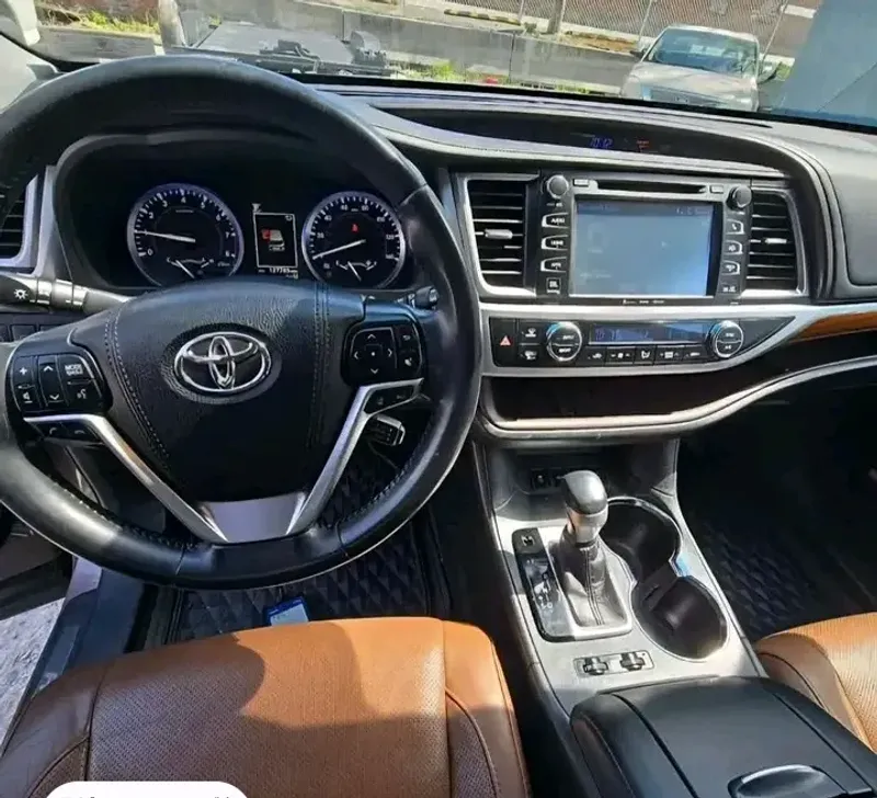 Thumbnail 4 of 2017 Toyota Highlander XLE