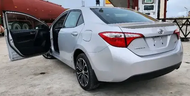 Thumbnail 2 of 2020 Toyota Camry LE