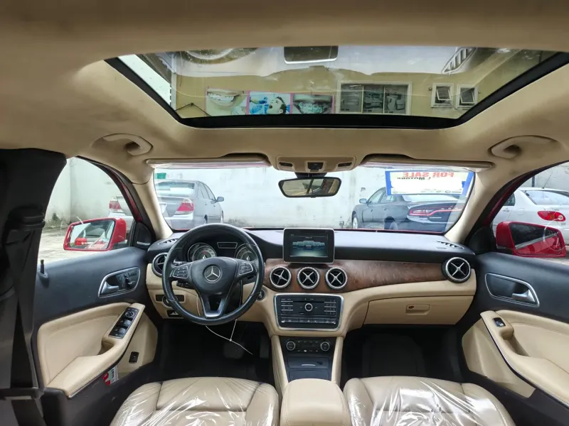 Thumbnail 2 of 2016 Mercedes-Benz GLA-Class
