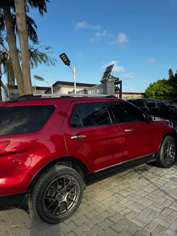 Thumbnail 3 of 2014 Ford Explorer