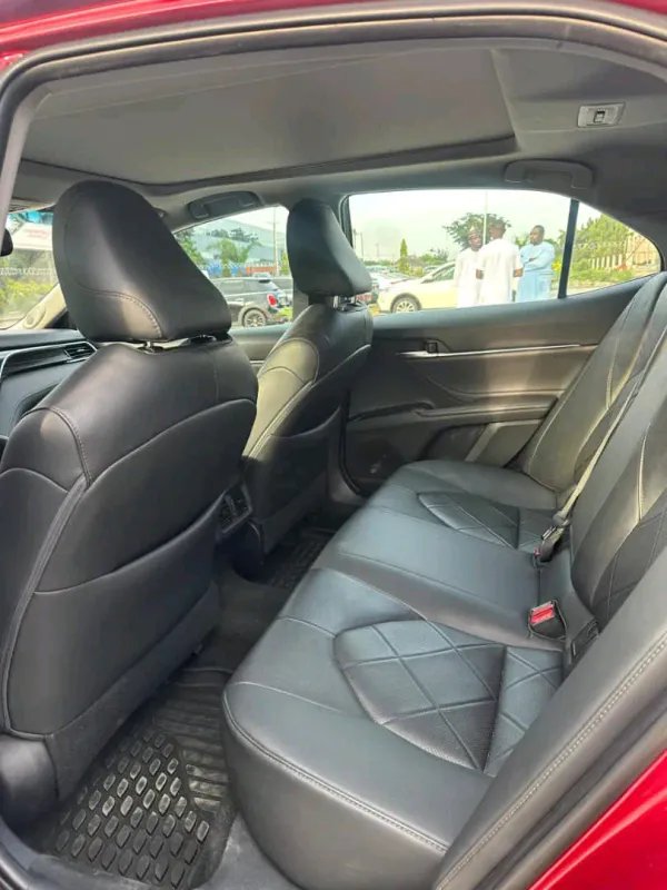 Thumbnail 4 of 2018 Toyota Camry XLE