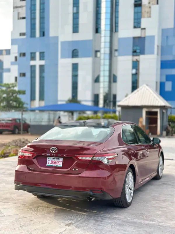 Thumbnail 6 of 2018 Toyota Camry XLE