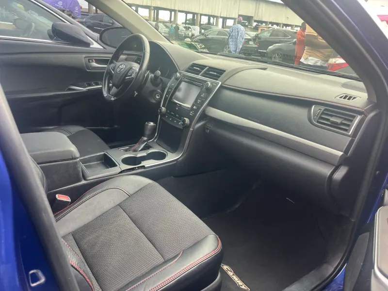 Thumbnail 4 of 2017 Toyota Camry SE