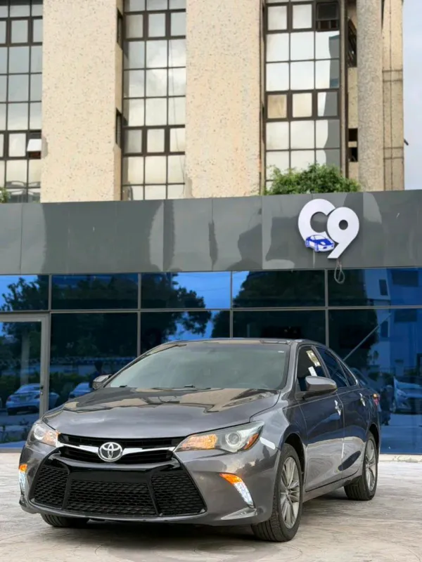 Thumbnail 2 of 2016 Toyota Camry SE
