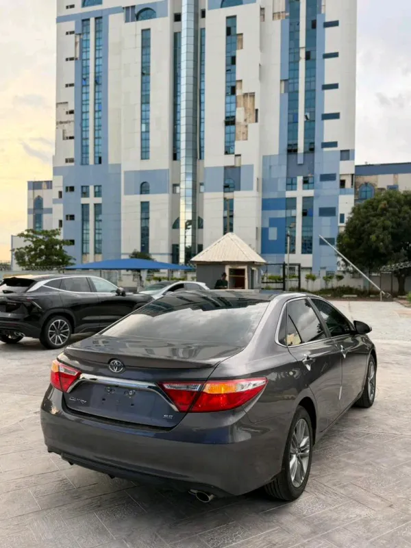 Thumbnail 6 of 2016 Toyota Camry SE