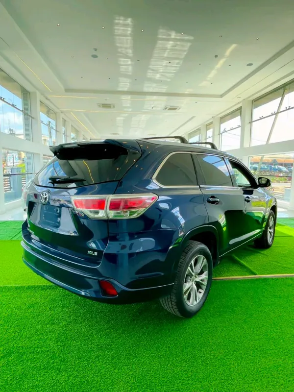 Thumbnail 2 of 2015 TOYOTA Highlander XLE