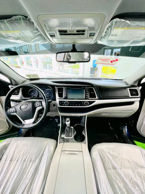 Thumbnail 3 of 2015 TOYOTA Highlander XLE