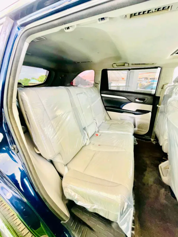 Thumbnail 4 of 2015 TOYOTA Highlander XLE