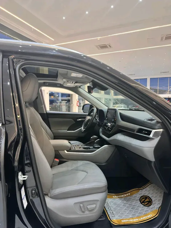 Thumbnail 2 of 2020 TOYOTA Highlander XLE AWD