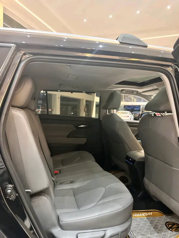 Thumbnail 3 of 2020 TOYOTA Highlander XLE AWD