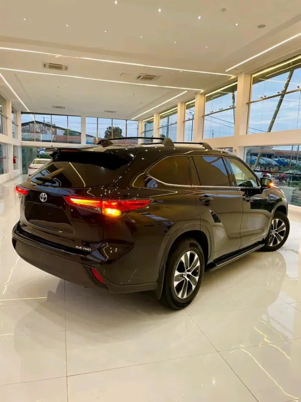 Thumbnail 4 of 2020 TOYOTA Highlander XLE AWD