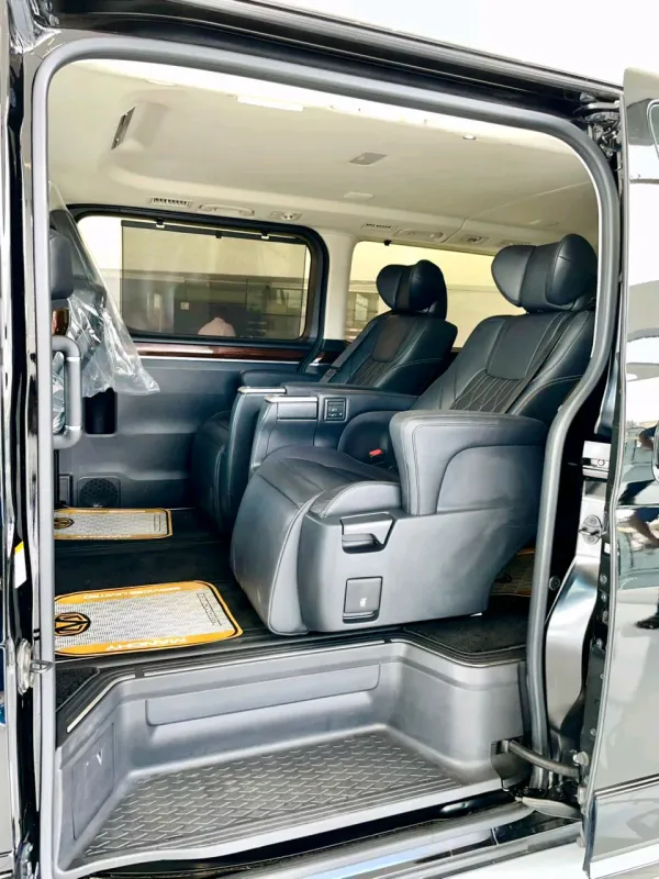 Thumbnail 4 of 2022 TOYOTA HiAce