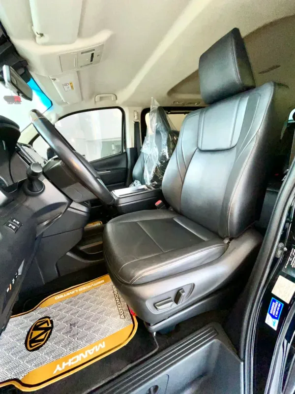 Thumbnail 5 of 2022 TOYOTA HiAce