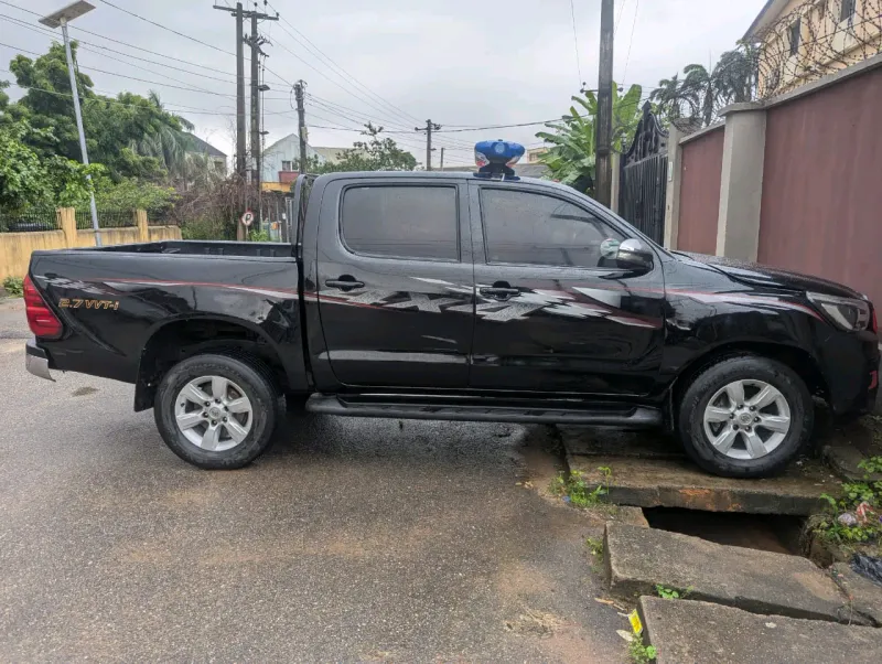 Thumbnail 5 of 2010 Toyota Hilux