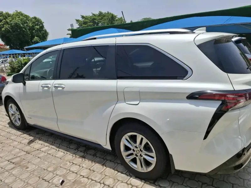 Thumbnail 2 of 2025 Toyota Sienna