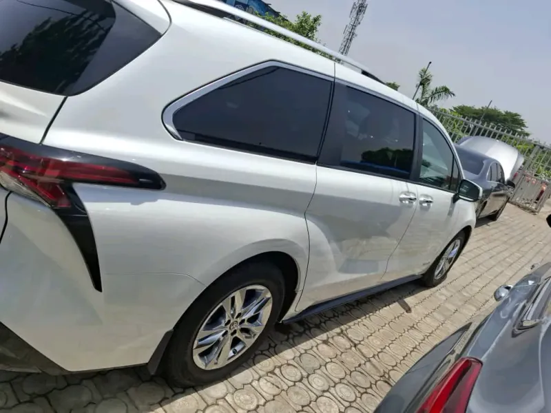 Thumbnail 4 of 2025 Toyota Sienna