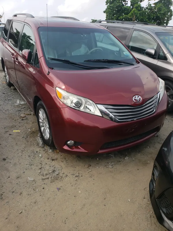 Thumbnail 2 of 2011 Toyota Sienna XLE