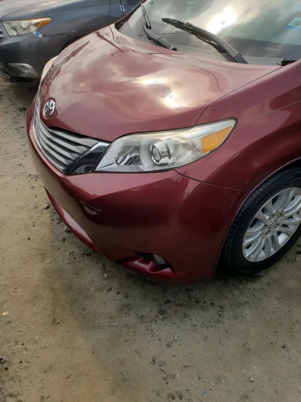 Thumbnail 3 of 2011 Toyota Sienna XLE