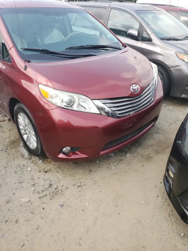 Thumbnail 4 of 2011 Toyota Sienna XLE