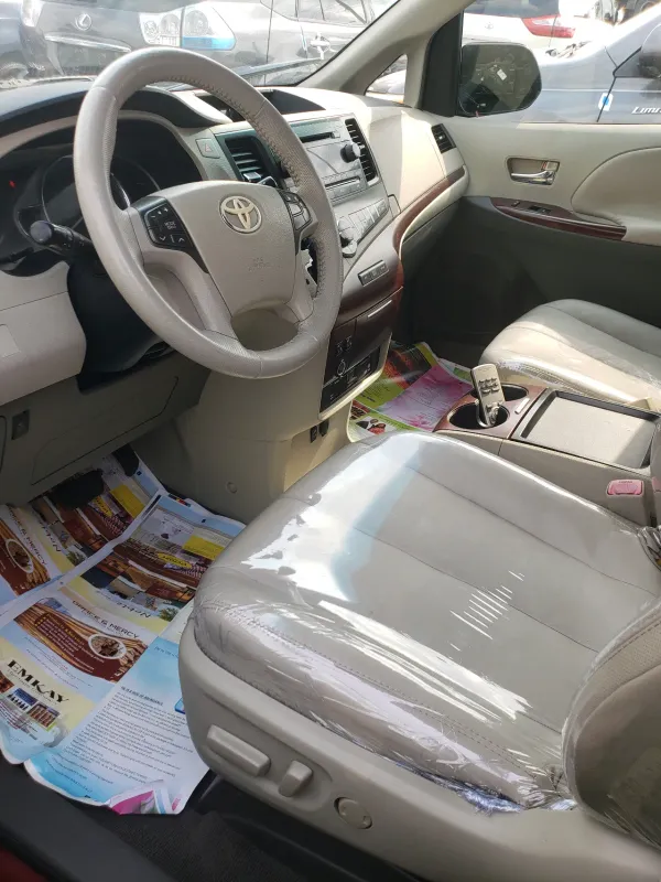 Thumbnail 5 of 2011 Toyota Sienna XLE