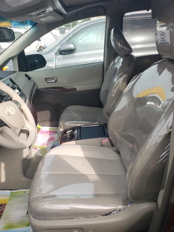 Thumbnail 6 of 2011 Toyota Sienna XLE