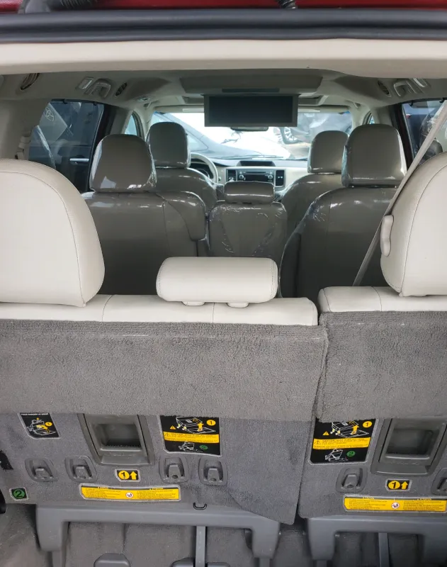 Thumbnail 8 of 2011 Toyota Sienna XLE