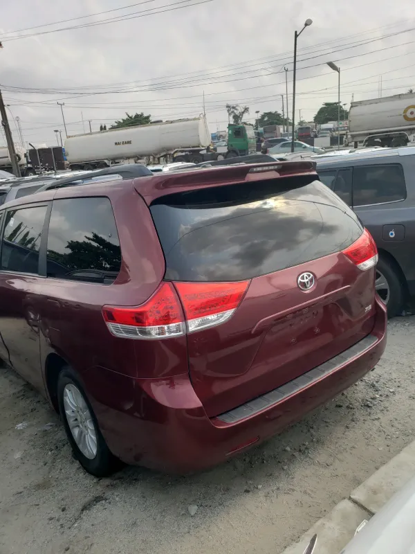 Thumbnail 10 of 2011 Toyota Sienna XLE