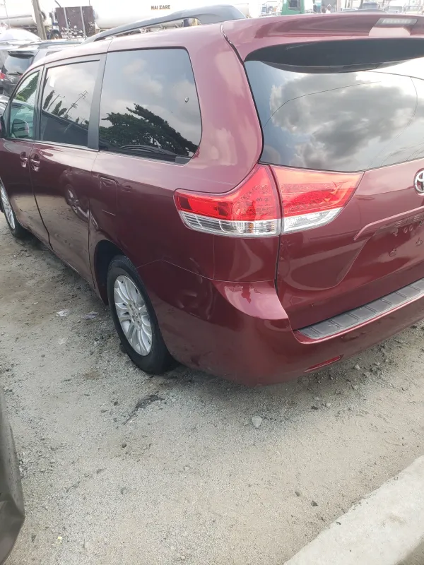 Thumbnail 11 of 2011 Toyota Sienna XLE