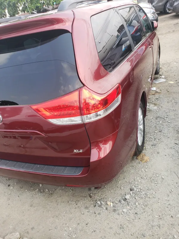 Thumbnail 12 of 2011 Toyota Sienna XLE