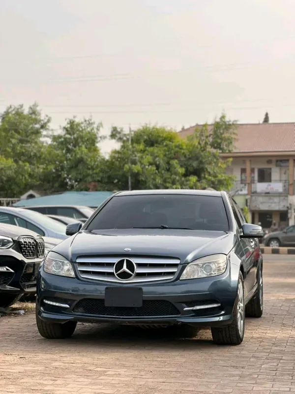 Thumbnail 2 of 2010 MERCEDES-BENZ C-Class