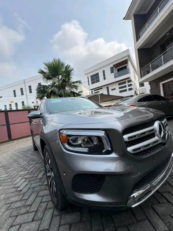 Thumbnail 2 of 2022 Mercedes-Benz GLB