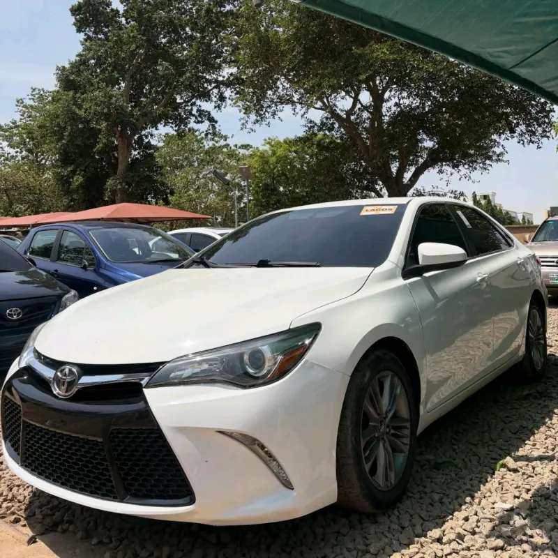 Thumbnail 2 of 2016 Toyota Camry SE