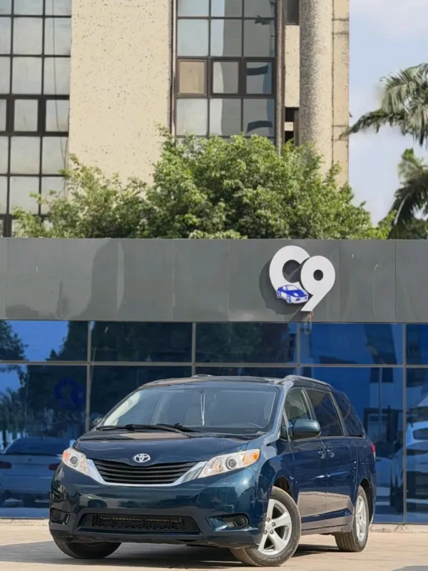 Thumbnail 2 of 2010 Toyota Sienna LE