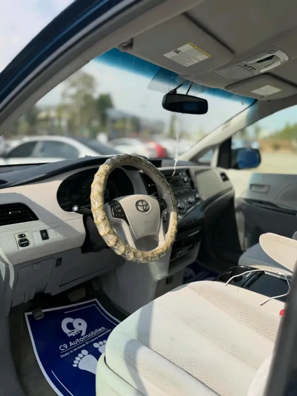 Thumbnail 3 of 2010 Toyota Sienna LE