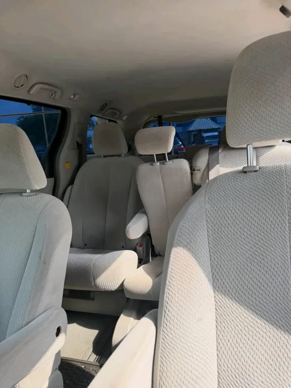 Thumbnail 4 of 2010 Toyota Sienna LE