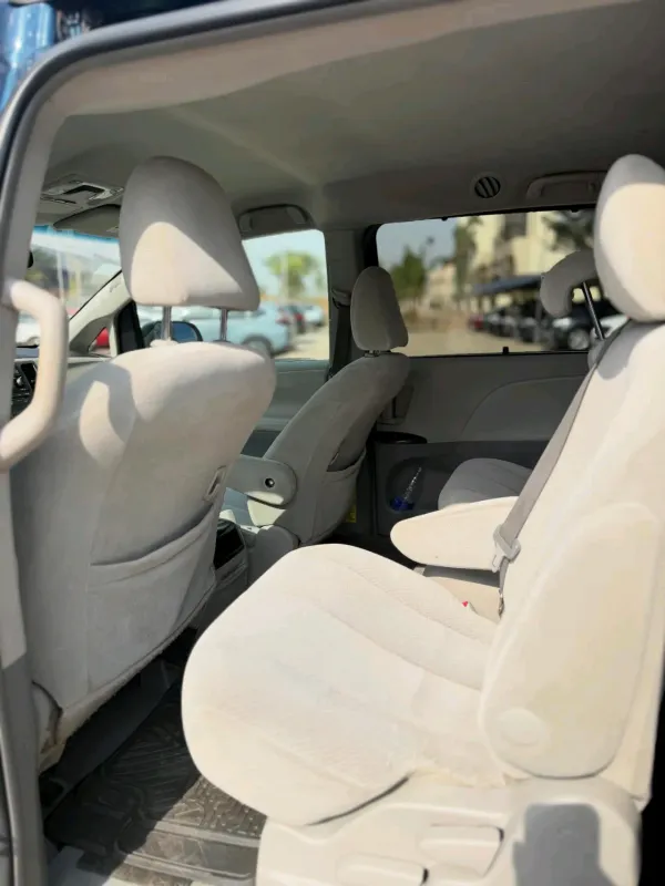 Thumbnail 5 of 2010 Toyota Sienna LE