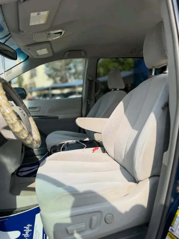 Thumbnail 6 of 2010 Toyota Sienna LE