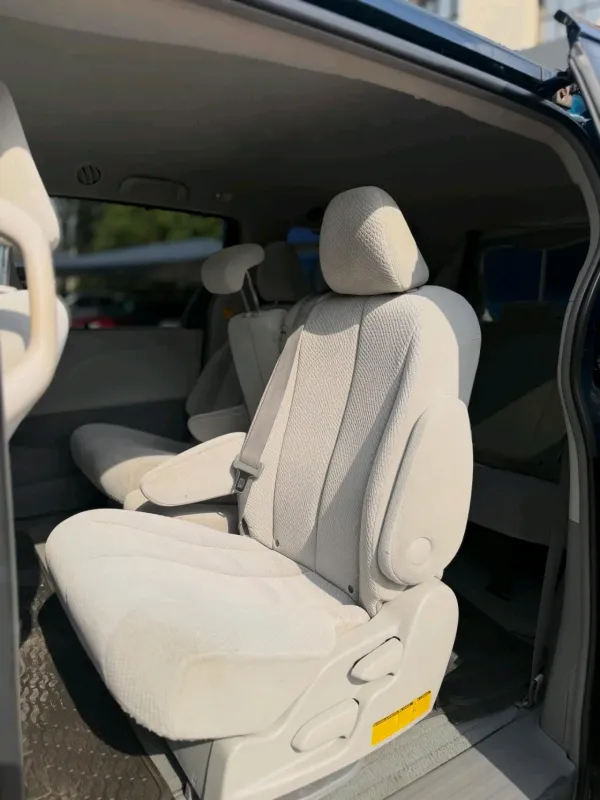 Thumbnail 7 of 2010 Toyota Sienna LE