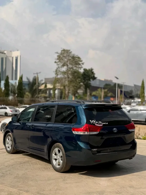 Thumbnail 8 of 2010 Toyota Sienna LE