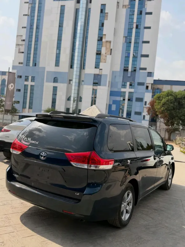 Thumbnail 10 of 2010 Toyota Sienna LE